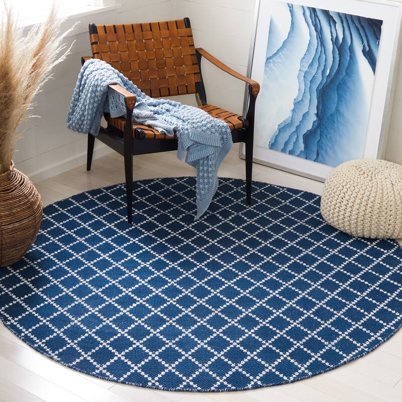 SAFAVIEH Handmade Flatweave Montauk Rhonwen Trellis Cotton Rug - 6' Round - Navy/Ivory