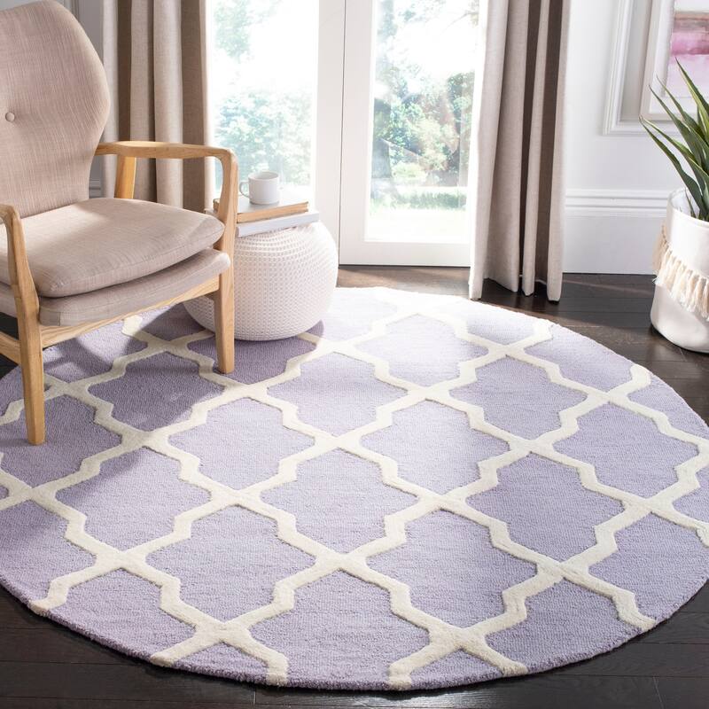 SAFAVIEH Handmade Cambridge Eirny Moroccan Trellis Wool Rug - 6' Round - Lavander/Ivory