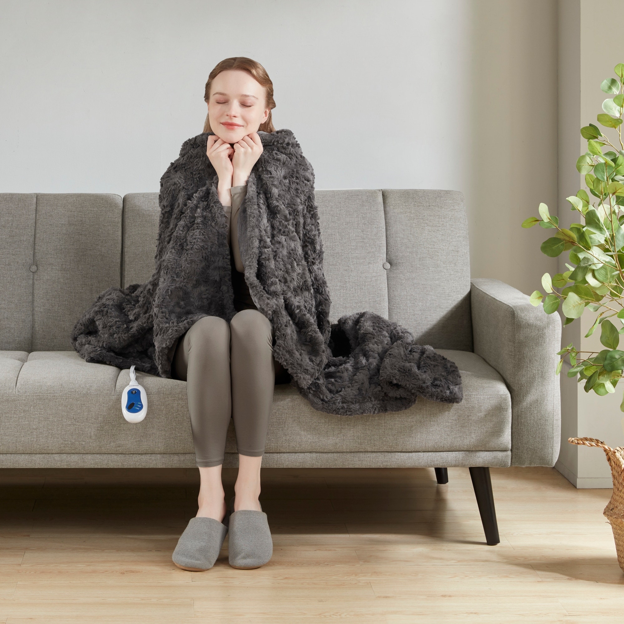 Beautyrest marselle oversized best sale faux fur heated throw