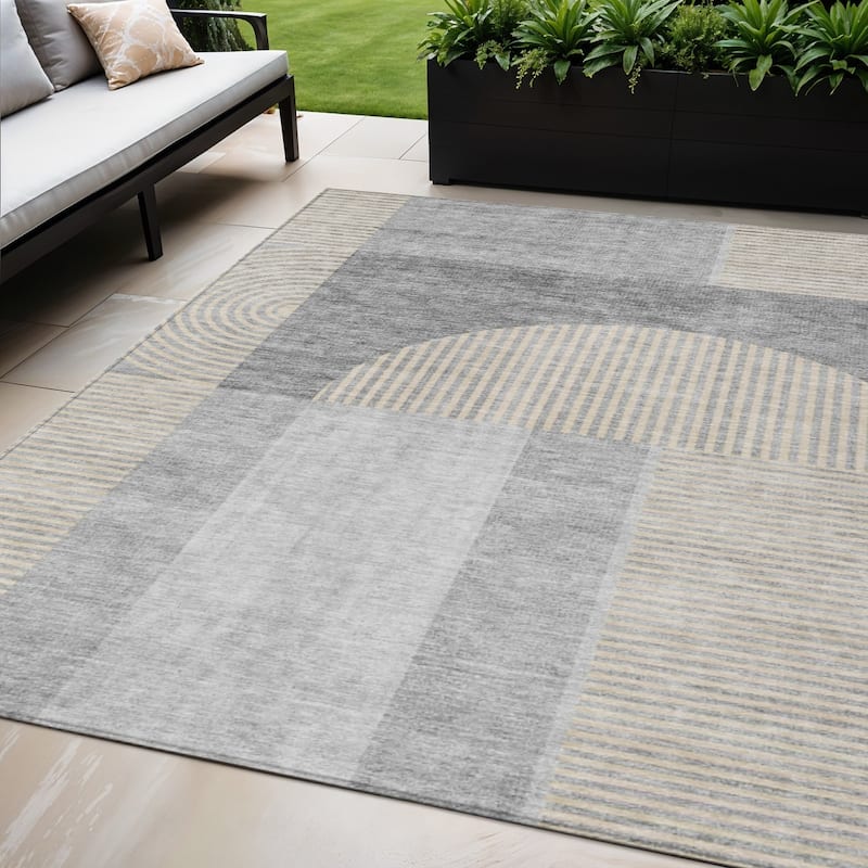 HomeRoots Geometric Transitional Rectangle Outdoor Rug - 5' X 8'