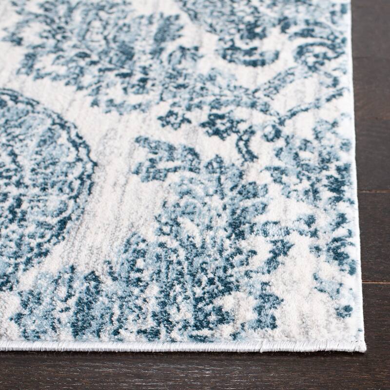 SAFAVIEH Isabella Lorrie Traditional Medallion Rug