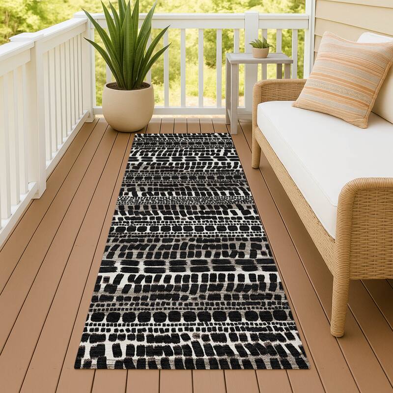 Machine Washable Indoor/ Outdoor Modern Winfield Chantille Rug - Black - 2'3" x 7'6"
