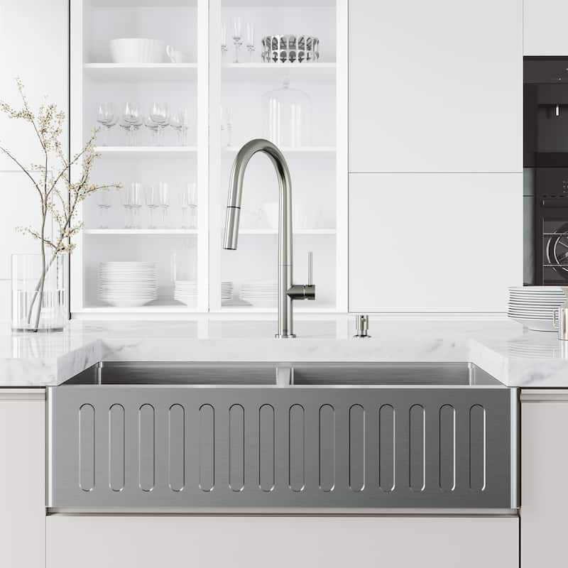 VIGO Greenwich 18" H Single Handle Pull-Down Sprayer Kitchen Faucet