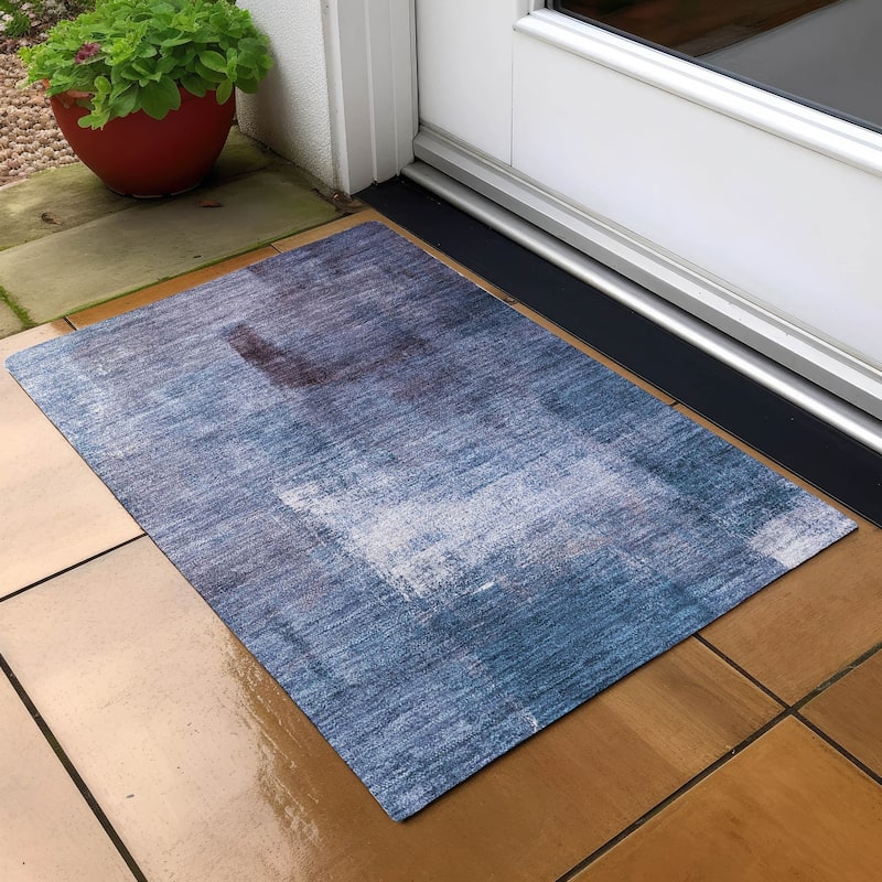 Machine Washable Indoor/ Outdoor Chantille Solid Ombre Rug - Navy - 1'8" x 2'6"