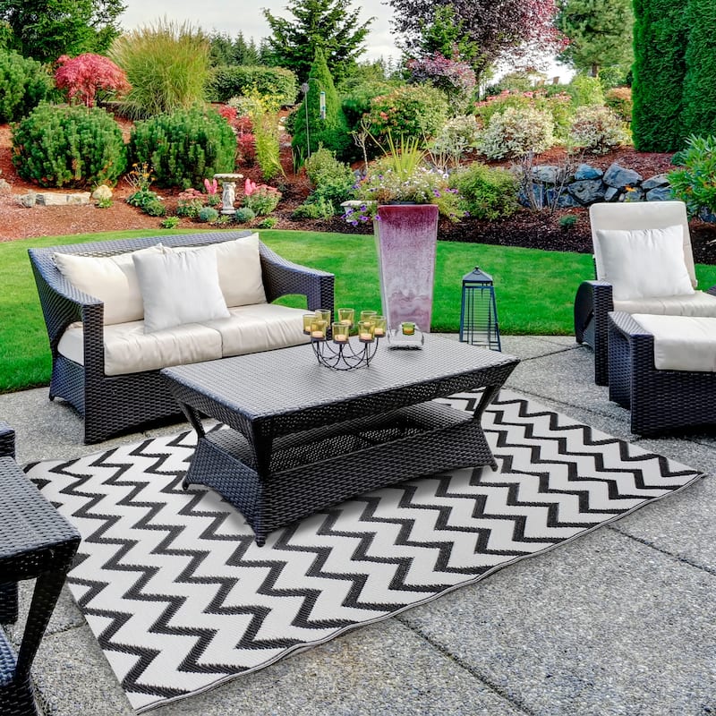 4' x 6' Black and White Chevron Rectangular Outdoor Area Rug - 4' x 6'