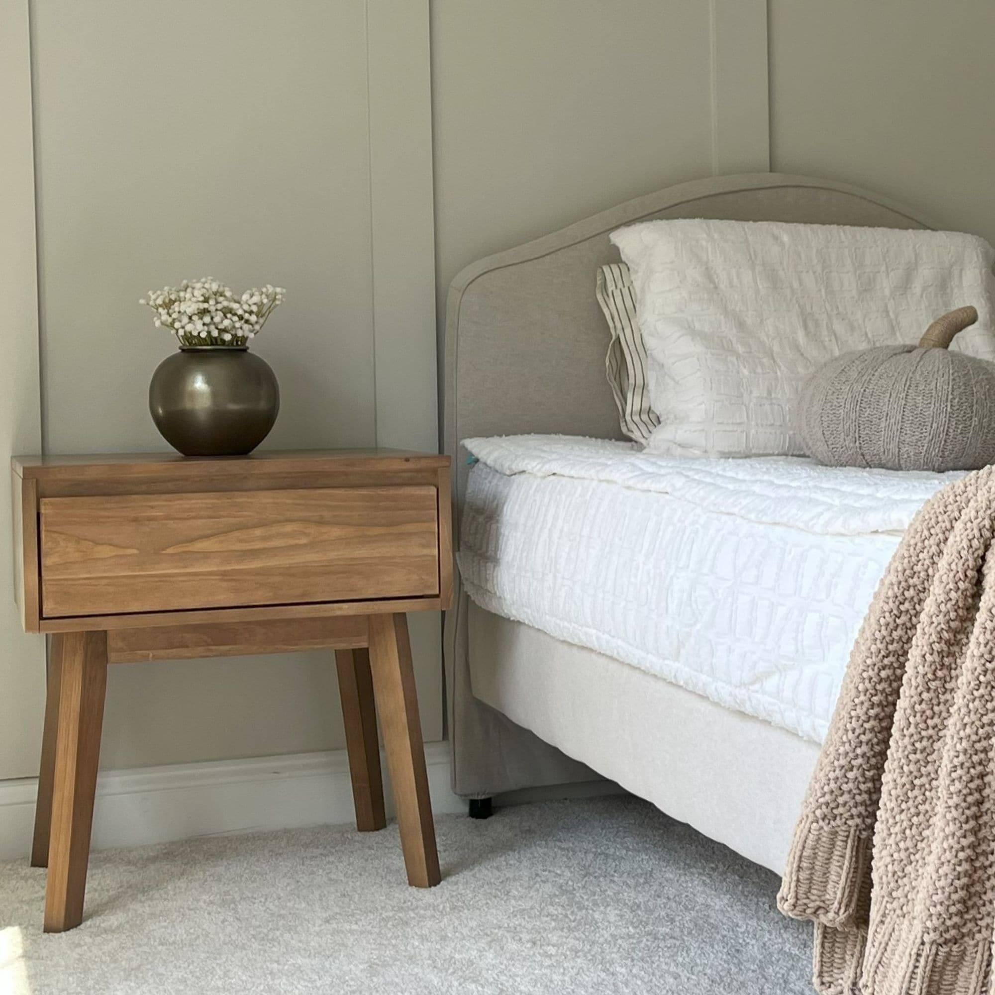 Scandinavian 1-drawer Solid Wood Nightstand