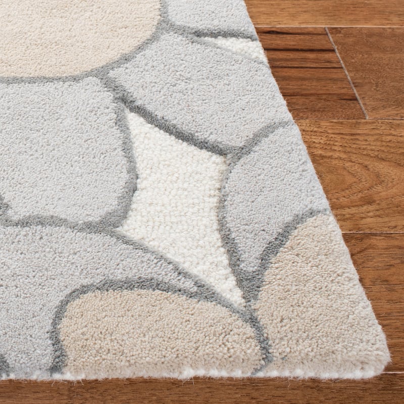 SAFAVIEH Handmade Kids Khadijah Floral Wool Rug