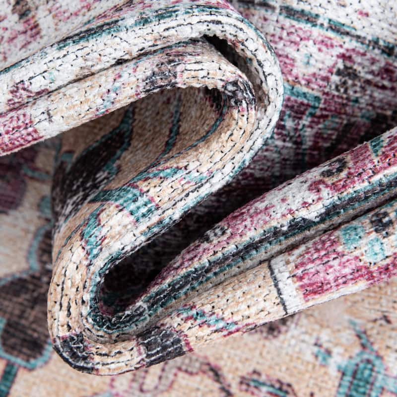 Traditional Tira Collection Area Rug