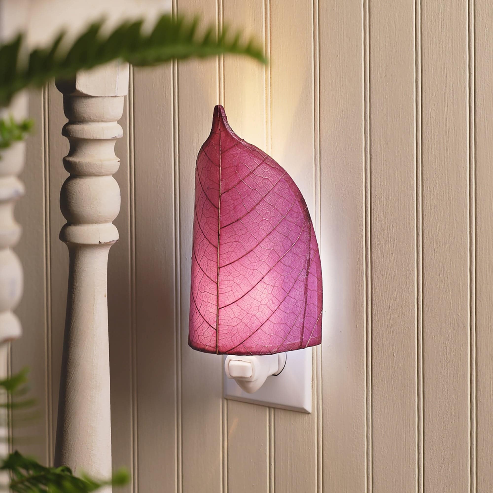 Eangee Handmade Leaf Nightlight, Cocoa Leaves Shade, 4 x 3 x 8 in. - 4 x 3 x 8