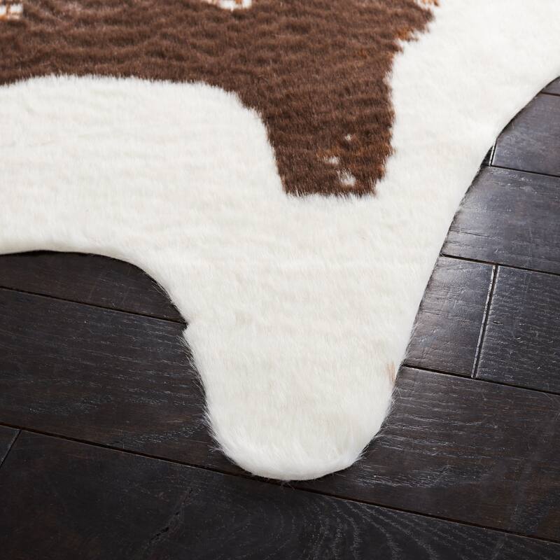 SAFAVIEH Faux Cow Hide Ashwani Animal Rug