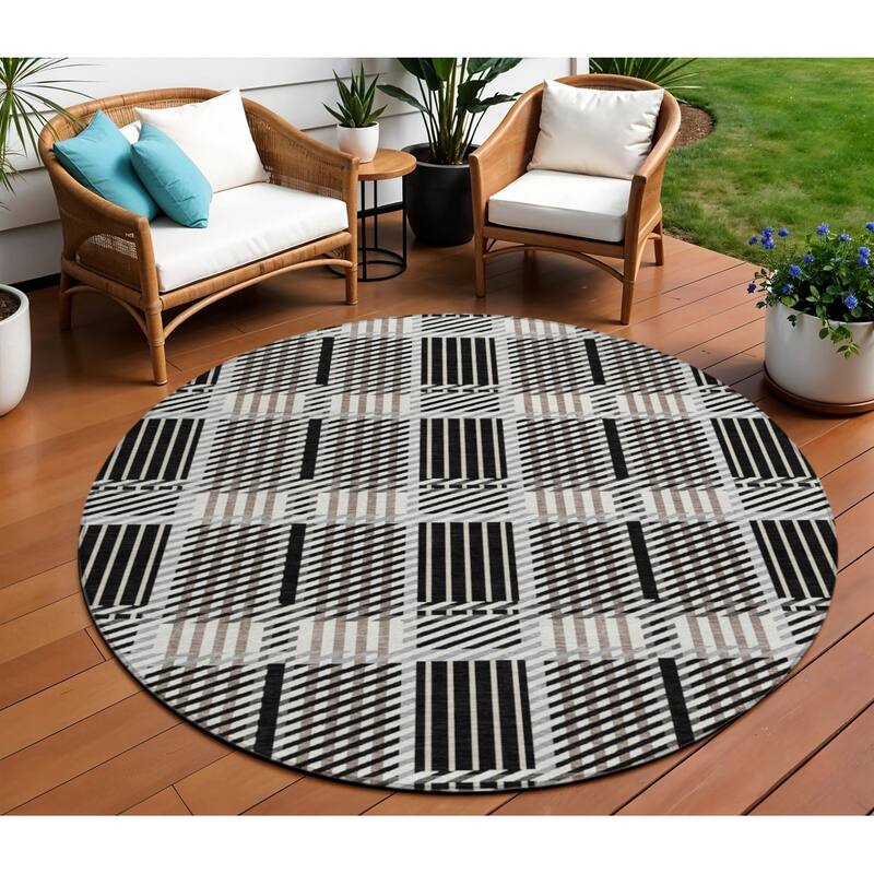 HomeRoots Plaid Transitional Rectangle Outdoor Rug - 8' Round