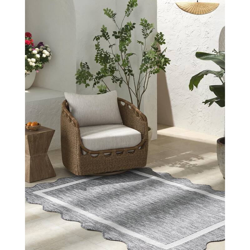 Livabliss Miami Beach Traditional Indoor / Outdoor Area Rug - Blue - 2'4" x 3'9"