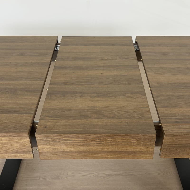 Versatile Extendable Dining Table for Large Gatherings, Enhancing Dining Experience