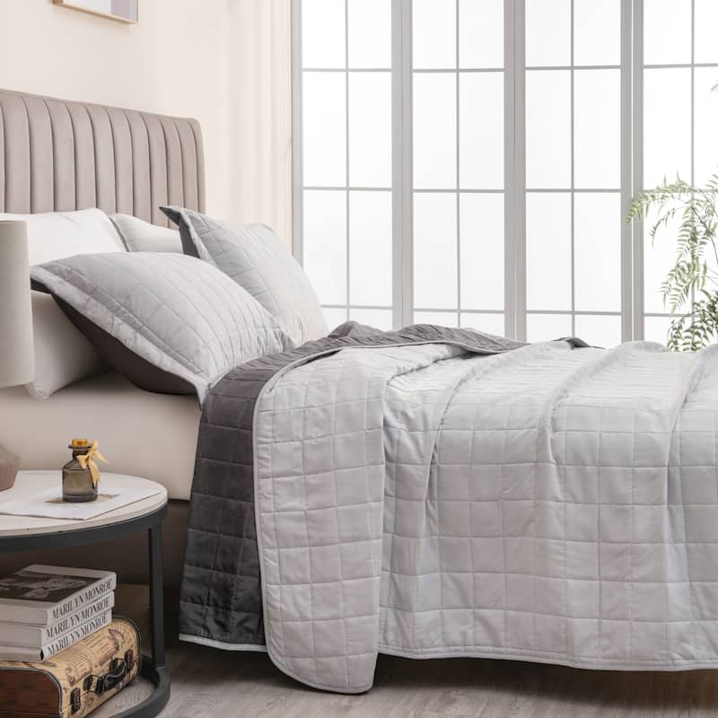 Luxurious Two-Tone Microfiber Quilt Set With Shams