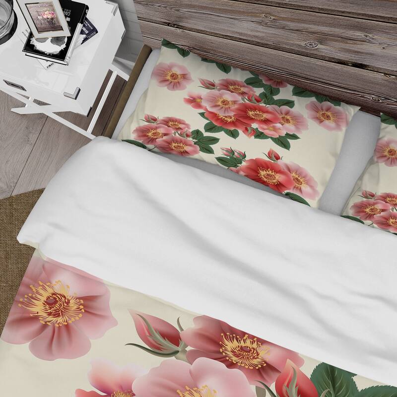 Designart 'Vintage Red Roses' Traditional Duvet Cover Set