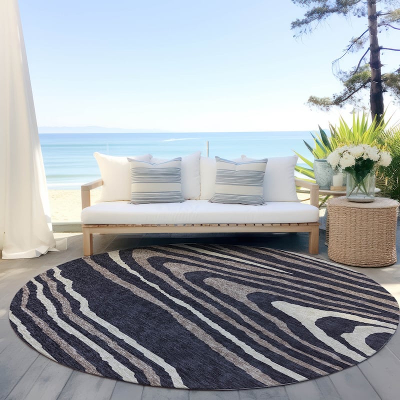 Machine Washable Indoor/ Outdoor Abstract Illusion Chantille Rug - Black - 8' x 8'