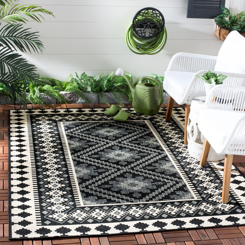 SAFAVIEH Veranda Eyvor Indoor/ Outdoor Waterproof Patio Backyard Rug - 4' x 5'7" - Black/Creme
