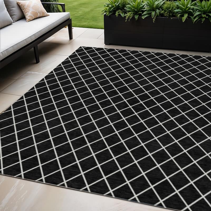 HomeRoots Geometric Transitional Rectangle Outdoor Rug - 5' X 8'