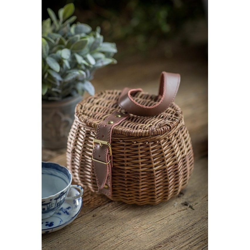 https://ak1.ostkcdn.com/images/products/is/images/direct/f4c8a5d8e707767a0c82782b44a524c63c7539de/Small-Wicker-Fishing-Basket.jpg