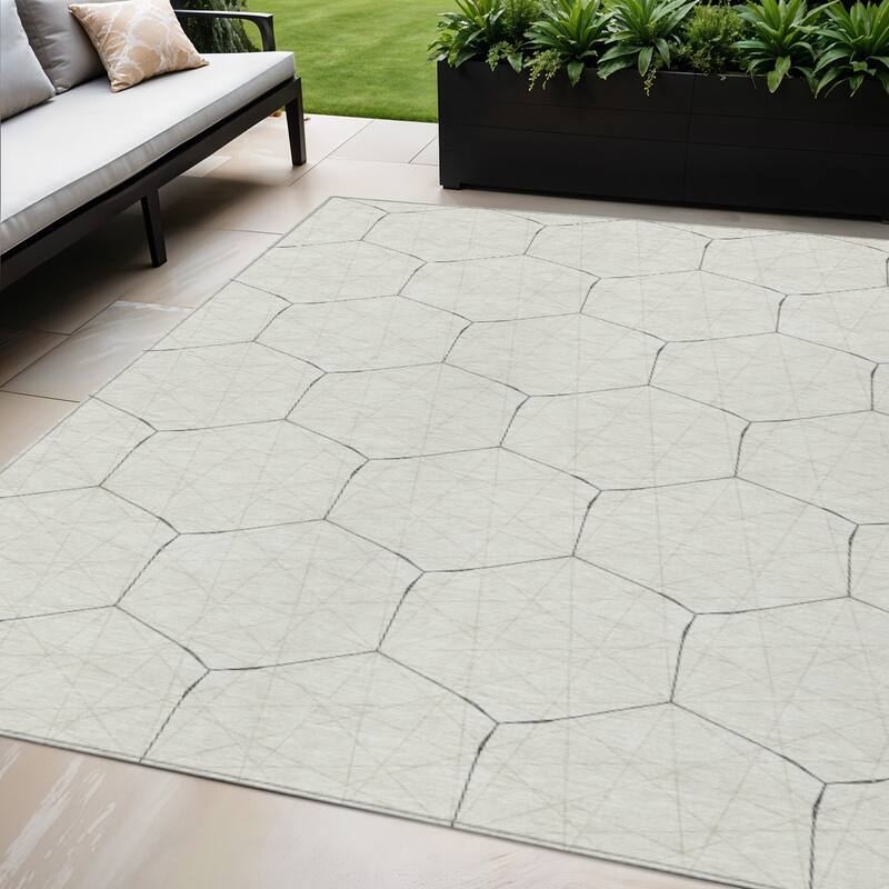 HomeRoots Geometric Transitional Rectangle Outdoor Rug - 5' X 8'
