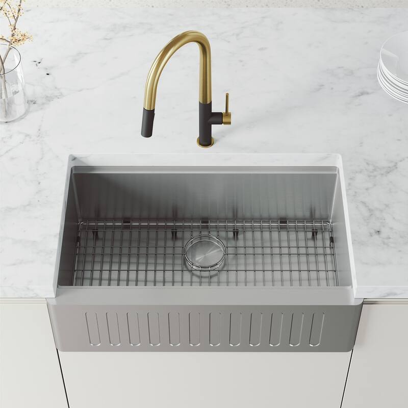 VIGO Greenwich 18" H Single Handle Pull-Down Sprayer Kitchen Faucet