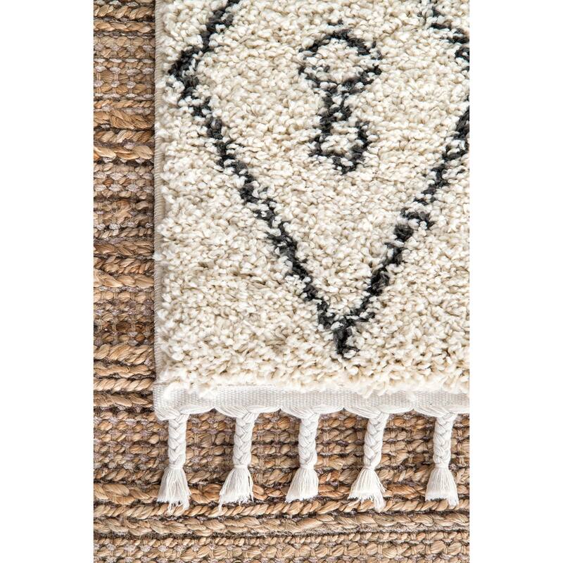 Nuloom Ivory Contemporary Soft Marrakech Diamond Trellis Aztec Tassel Shag Rug