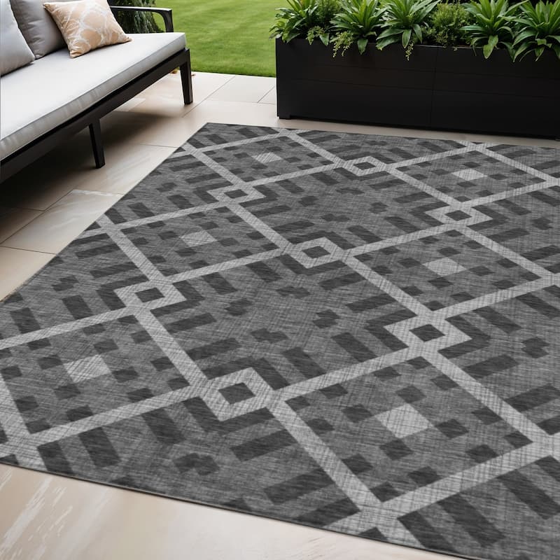 HomeRoots Geometric Transitional Rectangle Outdoor Rug - 5' X 8'