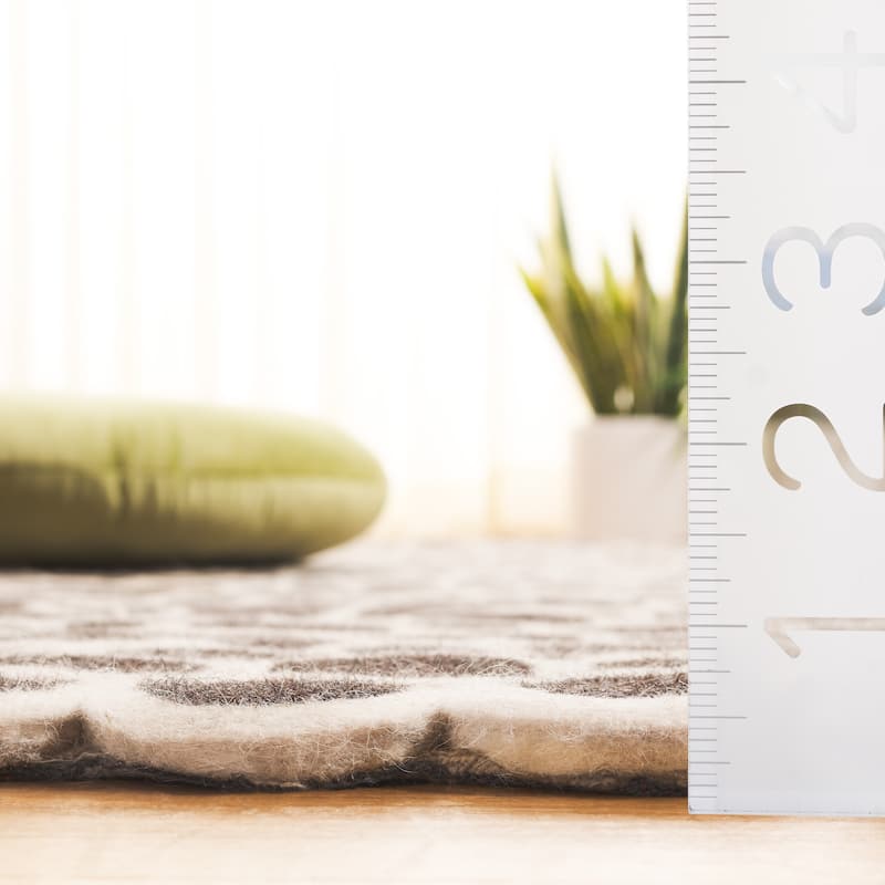 SAFAVIEH Handmade Manhattan Ummu Modern Wool Rug