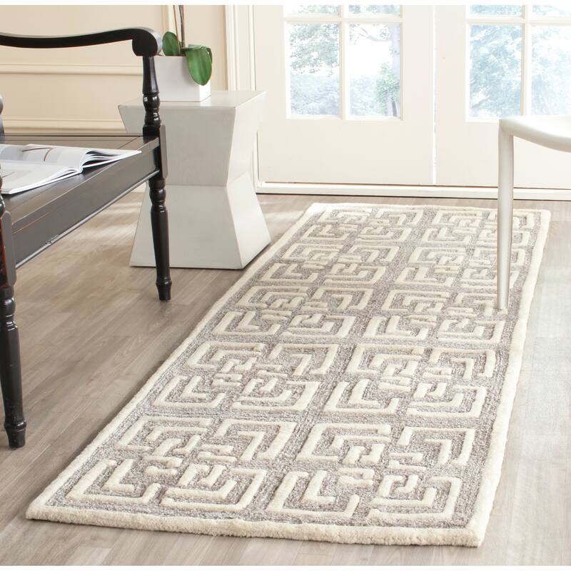 SAFAVIEH Handmade Precious Grga Modern Polyester Rug