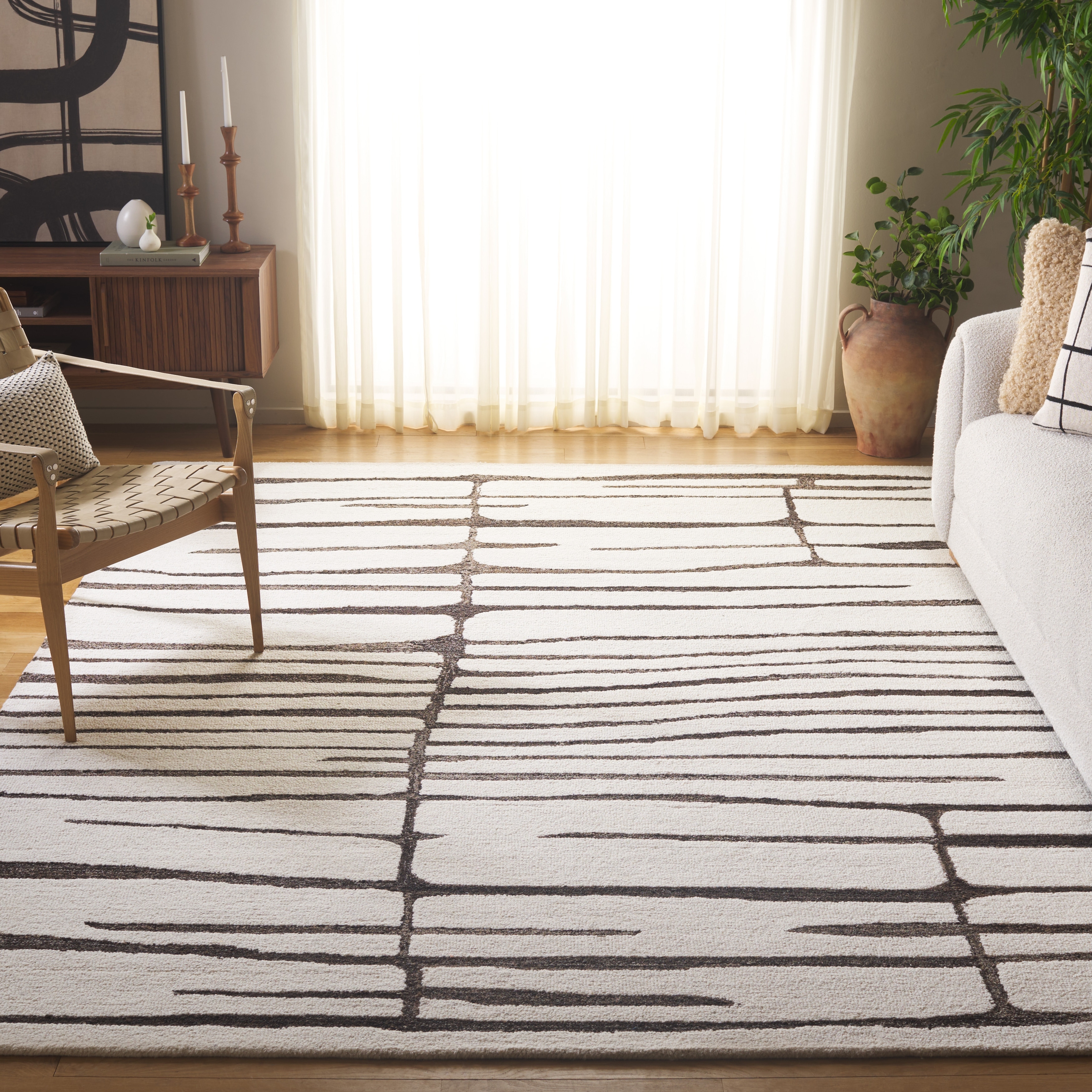 SAFAVIEH Handmade Ebony Yafit Contemporary Wool Rug