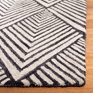 Safavieh Handmade Micro-Loop Hinderike Wool Rug