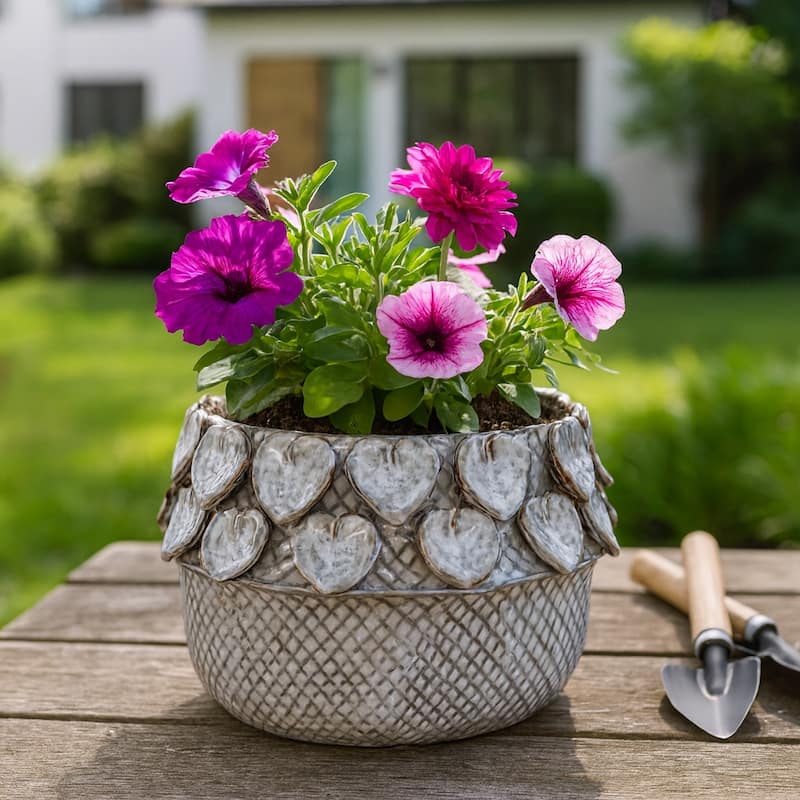 Stylish Ceramic Planter with Sculptural Leaf Heart Details