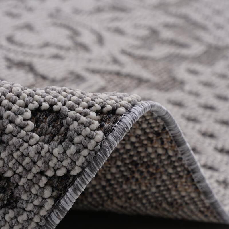 LOOM & LUXE Collection Gray/White Medallion Indoor/Outdoor Area Rug