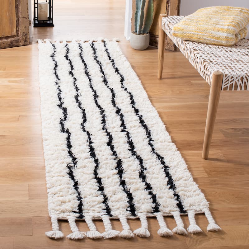 SAFAVIEH Handmade Casablanca Shag Annedorle 1.4-inch Wool Rug - 2'3" x 8' Runner - Black/Ivory