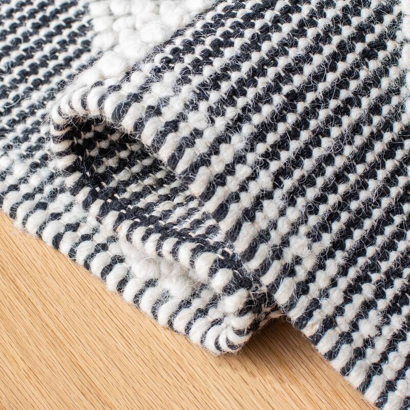 SAFAVIEH Handmade Natura Gyslaine Wool Rug