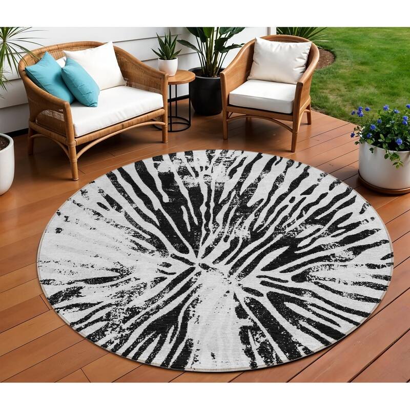 HomeRoots Abstract Transitional Rectangle Outdoor Rug - 8' Round