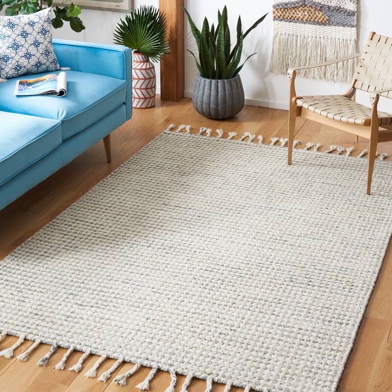 SAFAVIEH Handmade Casablanca Shag Ritsuko Wool Tassel Rug - 6' x 9' - Light Blue/Ivory
