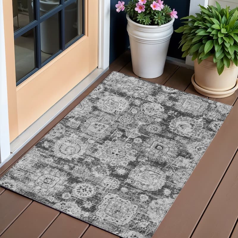 HomeRoots Floral Transitional Rectangle Outdoor Rug - 3' x 5'