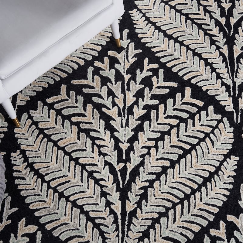 SAFAVIEH Handmade Capri Ilianka Wool Rug