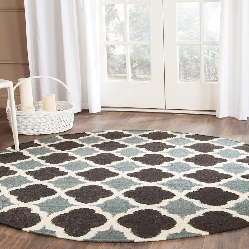 SAFAVIEH Handmade Flatweave Dhurries Bachisia Modern Wool Rug - 6' Round - Blue/Navy