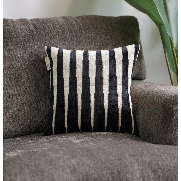 https://ak1.ostkcdn.com/images/products/is/images/direct/f69f4af21eec066f0a74ad621b9dfa137ecf8f14/Handmade-Modern-Throw-Pillows-With-Insert-Black-White-Velvet-16x16-in.jpg?impolicy=medium