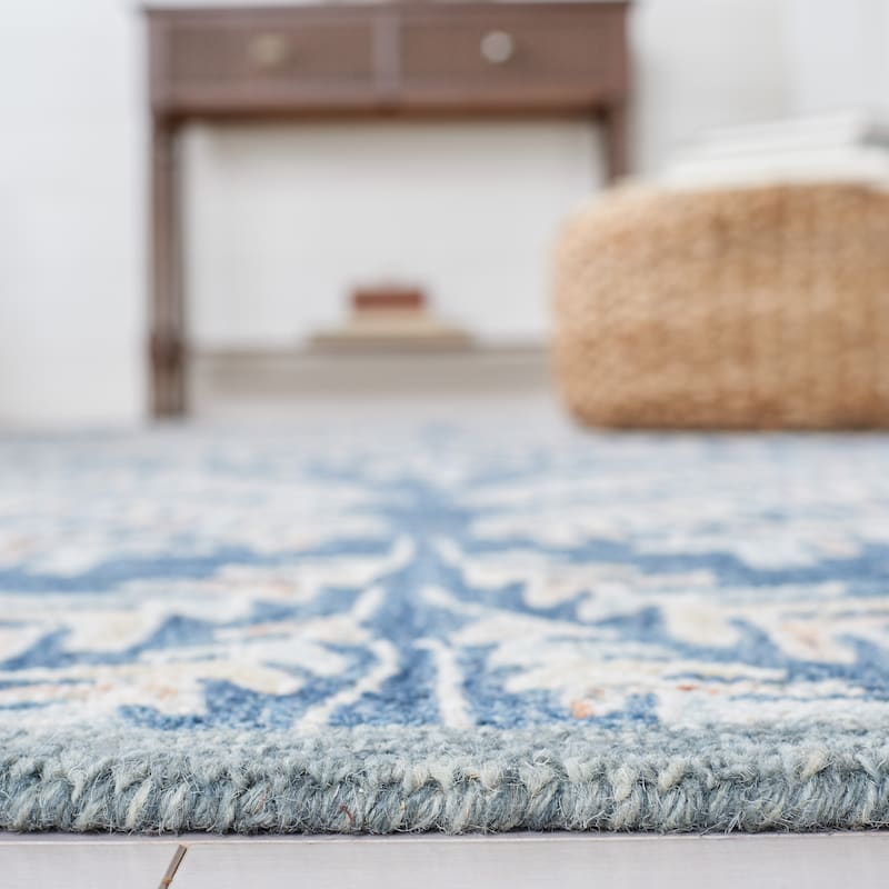 SAFAVIEH Handmade Capri Ilianka Wool Rug