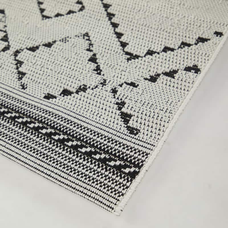 Mattei Diamond Trellis Indoor/Outdoor Area Rug