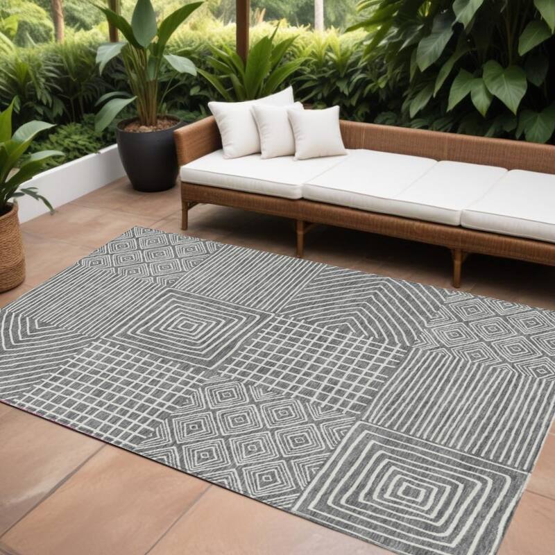 HomeRoots Geometric Transitional Rectangle Outdoor Rug - 9' X 12'