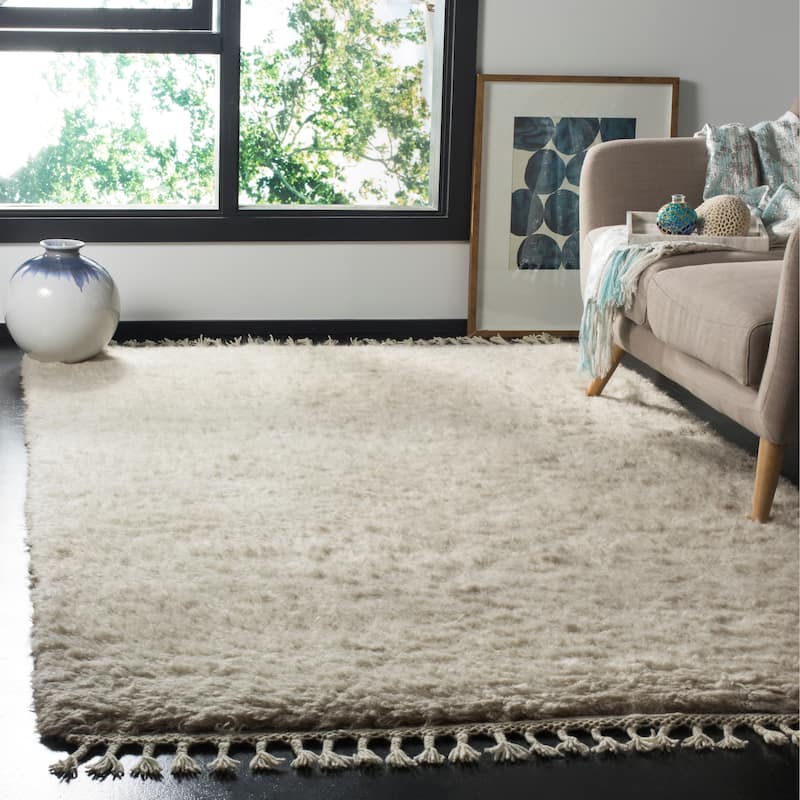 SAFAVIEH Hand-knotted Casablanca Shag Seva Tribal Wool Rug - 4' x 6' - Grey