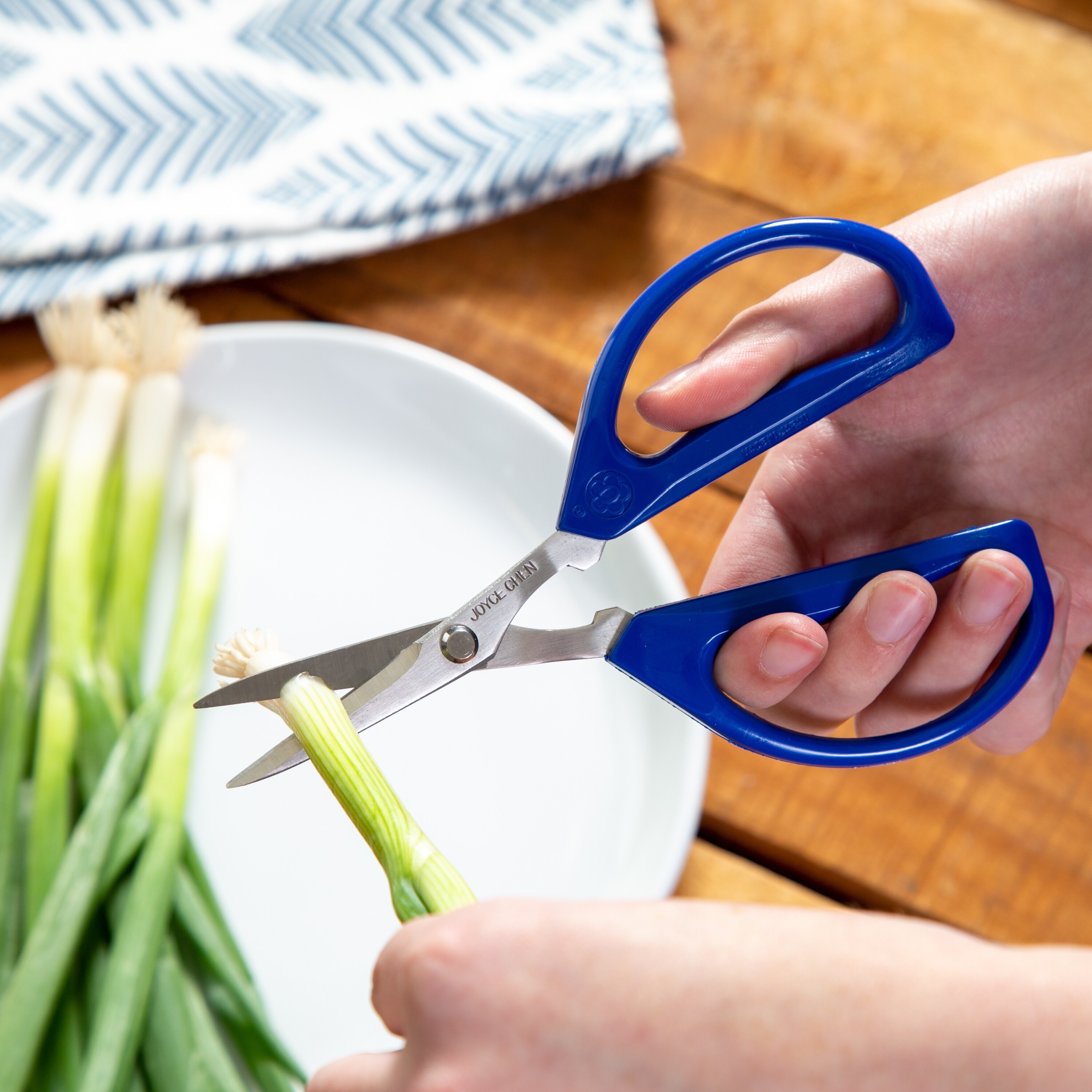 https://ak1.ostkcdn.com/images/products/is/images/direct/f7123a61e2411df8d73f9046ef501452c62b19d4/Blue-Joyce-Chen-Original-Unlimited-Kitchen-Scissors-%282-Pack%29.jpg