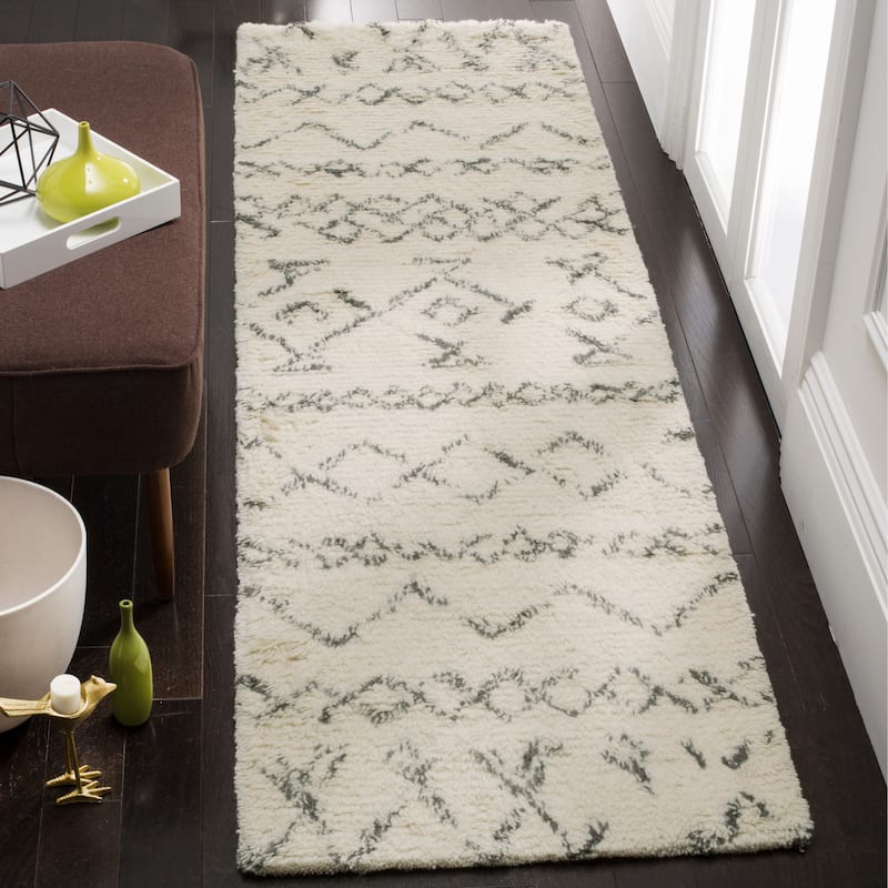 SAFAVIEH Handmade Casablanca Shag Agrita Tribal Wool Rug - 2'3" x 8' Runner - Ivory/Grey