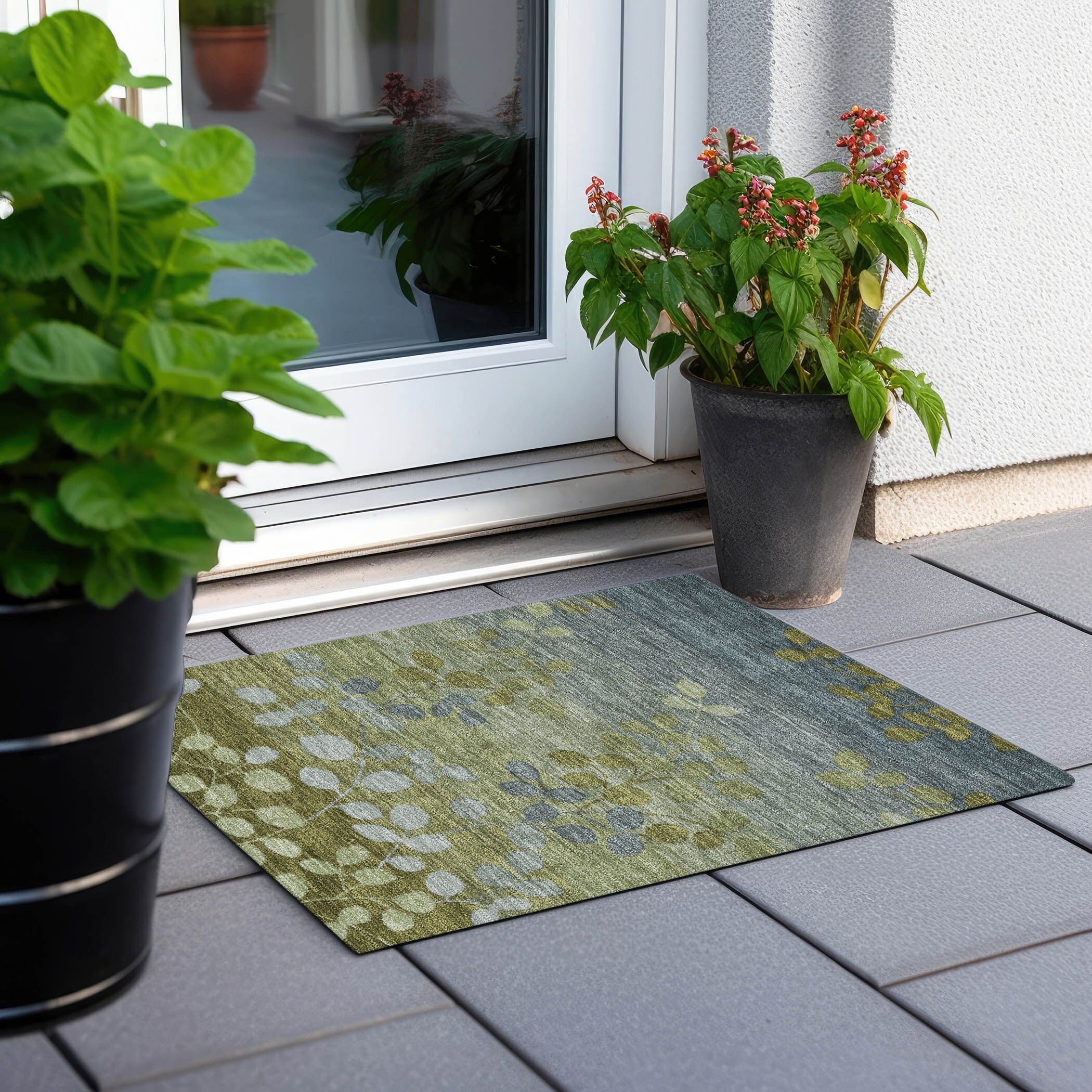 Machine Washable Indoor/ Outdoor Ombre Floral Chantille Rug