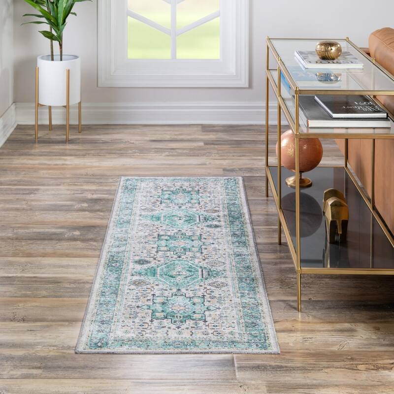 Traditional Tira Collection Area Rug