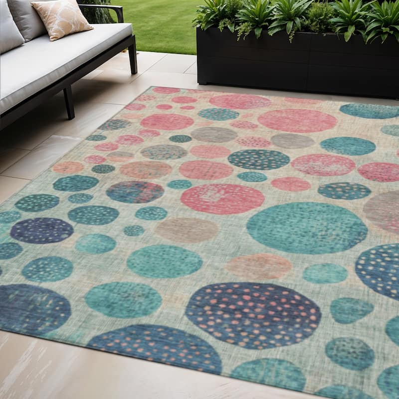 HomeRoots Geometric Transitional Rectangle Outdoor Rug - 5' X 8'